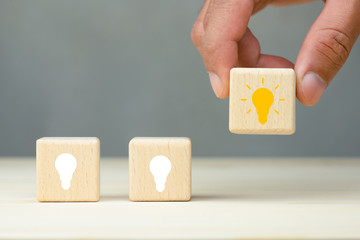 汽车无缘无故被别人划了怎么办